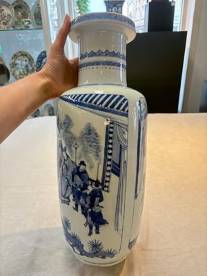 A Chinese blue and white rouleau vase with narrative design, Kangxi — 照片 4