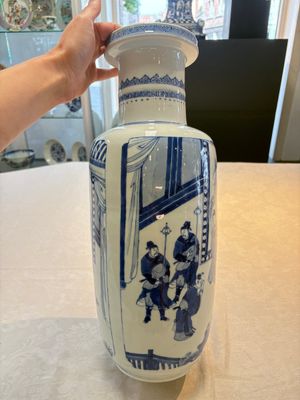 A Chinese blue and white rouleau vase with narrative design, Kangxi — 照片 5