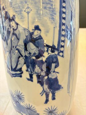 A Chinese blue and white rouleau vase with narrative design, Kangxi — 照片 9