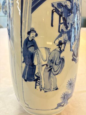 A Chinese blue and white rouleau vase with narrative design, Kangxi — 照片 10