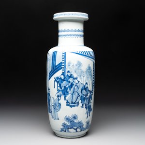 A Chinese blue and white rouleau vase with narrative design, Kangxi — 照片 1