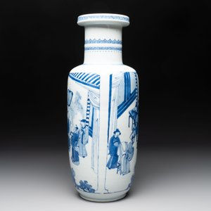 A Chinese blue and white rouleau vase with narrative design, Kangxi — 照片 2
