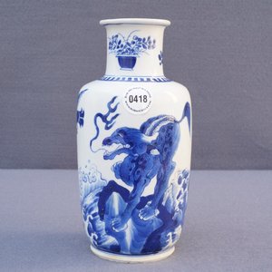 A Chinese blue and white rouleau vase with qilins, Kangxi — 照片 7