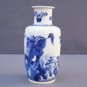 A Chinese blue and white rouleau vase with qilins, Kangxi — 照片 8