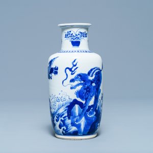 A Chinese blue and white rouleau vase with qilins, Kangxi — 照片 3