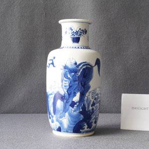 A Chinese blue and white rouleau vase with qilins, Kangxi — 照片 8