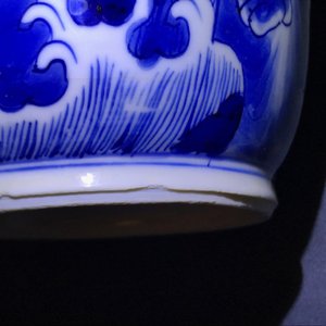 A Chinese blue and white rouleau vase with qilins, Kangxi — photo 24