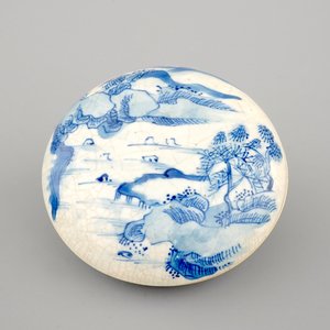 A Chinese blue and white round seal wax box and cover, 18th C. — photo 1