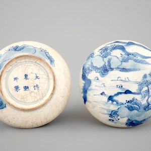 A Chinese blue and white round seal wax box and cover, 18th C. — photo 2