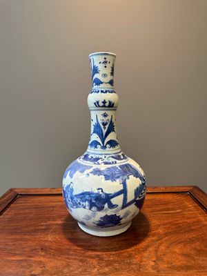 A Chinese blue and white 'sages' bottle vase, Transitional period — 照片 1