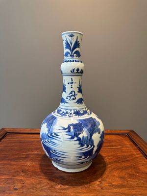 A Chinese blue and white 'sages' bottle vase, Transitional period — 照片 4