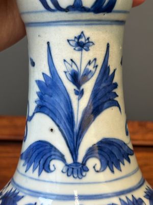 A Chinese blue and white 'sages' bottle vase, Transitional period — 照片 6