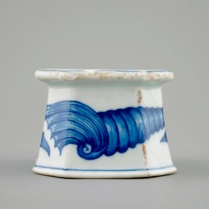 A Chinese blue and white salt after a European model, 1st half 18th C. — photo 3