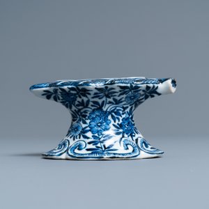 A Chinese blue and white salt after a European silver model, Kangxi — photo 2