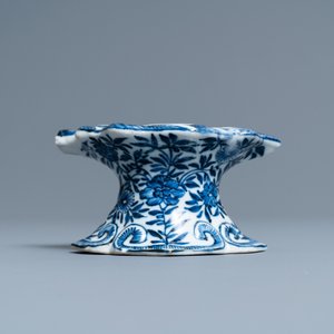 A Chinese blue and white salt after a European silver model, Kangxi — photo 4