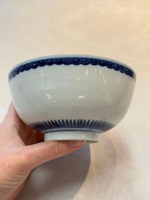 A Chinese blue and white 'sanduo' bowl, Chenghua mark, 18th C. — photo 1