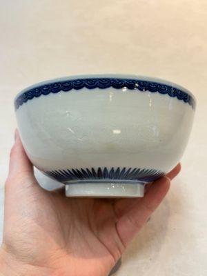 A Chinese blue and white 'sanduo' bowl, Chenghua mark, 18th C. — photo 2