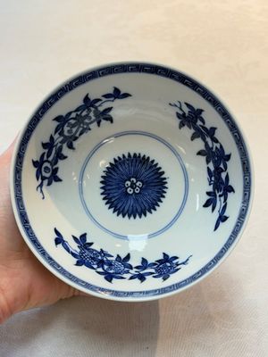 A Chinese blue and white 'sanduo' bowl, Chenghua mark, 18th C. — photo 5