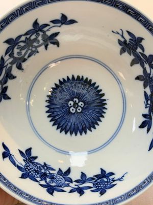 A Chinese blue and white 'sanduo' bowl, Chenghua mark, 18th C. — photo 6