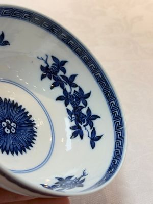 A Chinese blue and white 'sanduo' bowl, Chenghua mark, 18th C. — photo 7