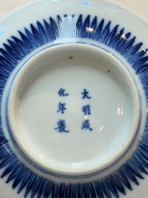 A Chinese blue and white 'sanduo' bowl, Chenghua mark, 18th C. — photo 9