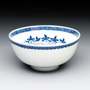 A Chinese blue and white 'sanduo' bowl, Chenghua mark, 18th C. — photo 1
