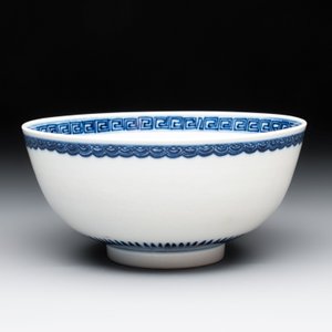 A Chinese blue and white 'sanduo' bowl, Chenghua mark, 18th C. — photo 2