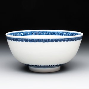 A Chinese blue and white 'sanduo' bowl, Chenghua mark, 18th C. — photo 3