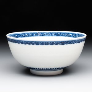 A Chinese blue and white 'sanduo' bowl, Chenghua mark, 18th C. — photo 4