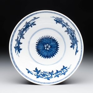A Chinese blue and white 'sanduo' bowl, Chenghua mark, 18th C. — photo 5