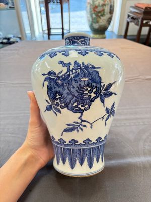 A Chinese blue and white 'sanduo' 'meiping' vase, 18th C. — photo 1