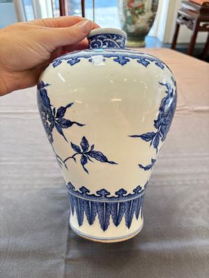 A Chinese blue and white 'sanduo' 'meiping' vase, 18th C. — photo 2