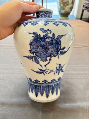 A Chinese blue and white 'sanduo' 'meiping' vase, 18th C. — photo 3