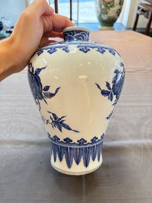 A Chinese blue and white 'sanduo' 'meiping' vase, 18th C. — photo 4