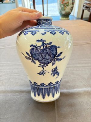 A Chinese blue and white 'sanduo' 'meiping' vase, 18th C. — photo 5