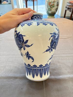 A Chinese blue and white 'sanduo' 'meiping' vase, 18th C. — photo 6