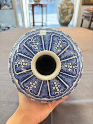 A Chinese blue and white 'sanduo' 'meiping' vase, 18th C. — photo 7