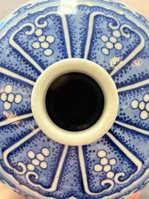 A Chinese blue and white 'sanduo' 'meiping' vase, 18th C. — photo 8