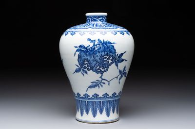 A Chinese blue and white 'sanduo' 'meiping' vase, 18th C.