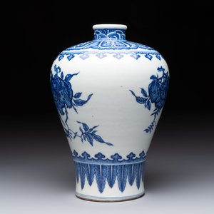 A Chinese blue and white 'sanduo' 'meiping' vase, 18th C. — photo 3