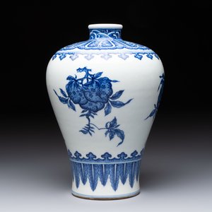 A Chinese blue and white 'sanduo' 'meiping' vase, 18th C. — photo 4