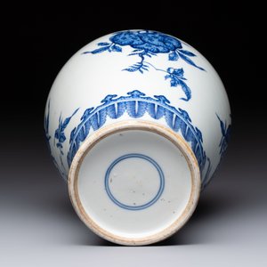 A Chinese blue and white 'sanduo' 'meiping' vase, 18th C. — photo 6