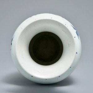 A Chinese blue and white 'sanduo' vase, 19/20th C. — photo 4