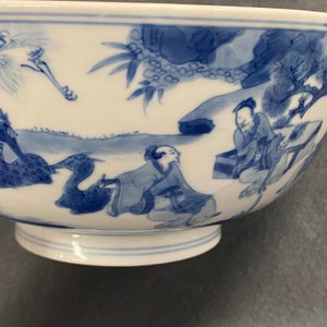 A Chinese blue and white 'scholars and attendants' bowl, Kangxi mark and of the period — 照片 8
