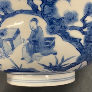 A Chinese blue and white 'scholars and attendants' bowl, Kangxi mark and of the period — 照片 10