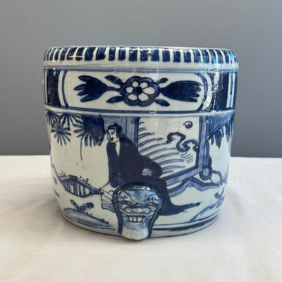A Chinese blue and white 'Scholars' cylindrical tripod censer — foto 1