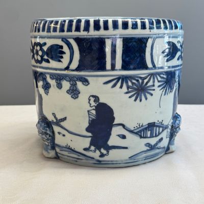 A Chinese blue and white 'Scholars' cylindrical tripod censer — foto 2