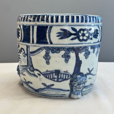 A Chinese blue and white 'Scholars' cylindrical tripod censer — foto 3