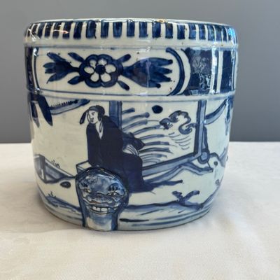 A Chinese blue and white 'Scholars' cylindrical tripod censer — foto 4
