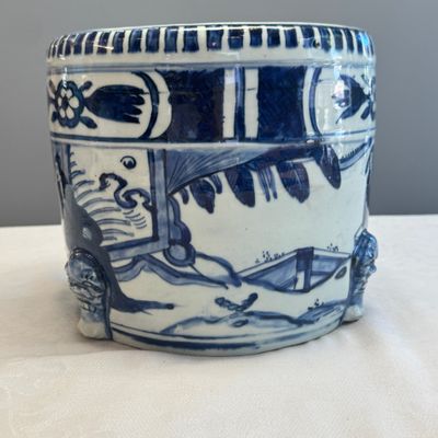 A Chinese blue and white 'Scholars' cylindrical tripod censer — foto 5